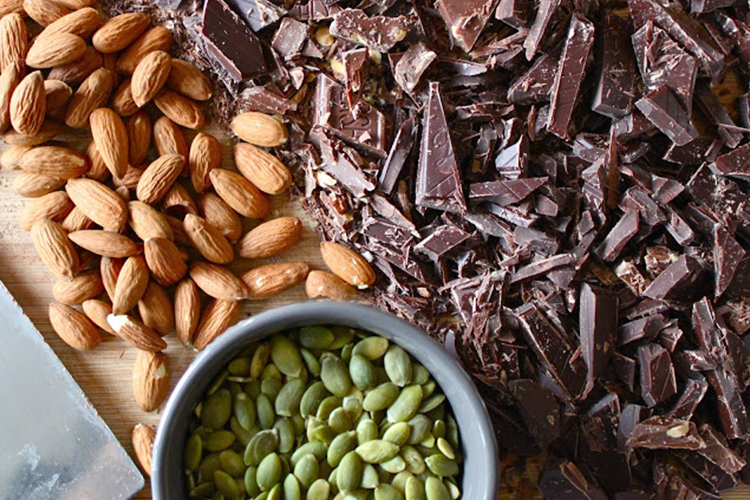 ساده‌ترین راه استفاده از فواید مصرف کلسیم، خوردن مواد غذایی غنی از این ماده معدنی است.